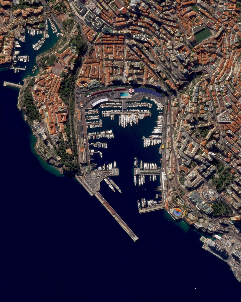 Imagem de satélite Skysat com  Iates de luxo em Port Hercule, Mônaco