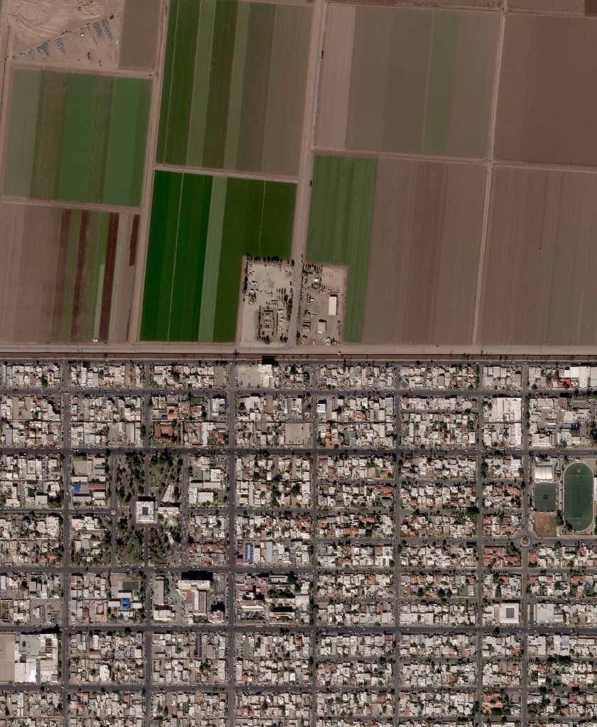 Imagem de satélite Planet Skysat de Calexico, EUA (superior) e Mexicali, México (inferior)